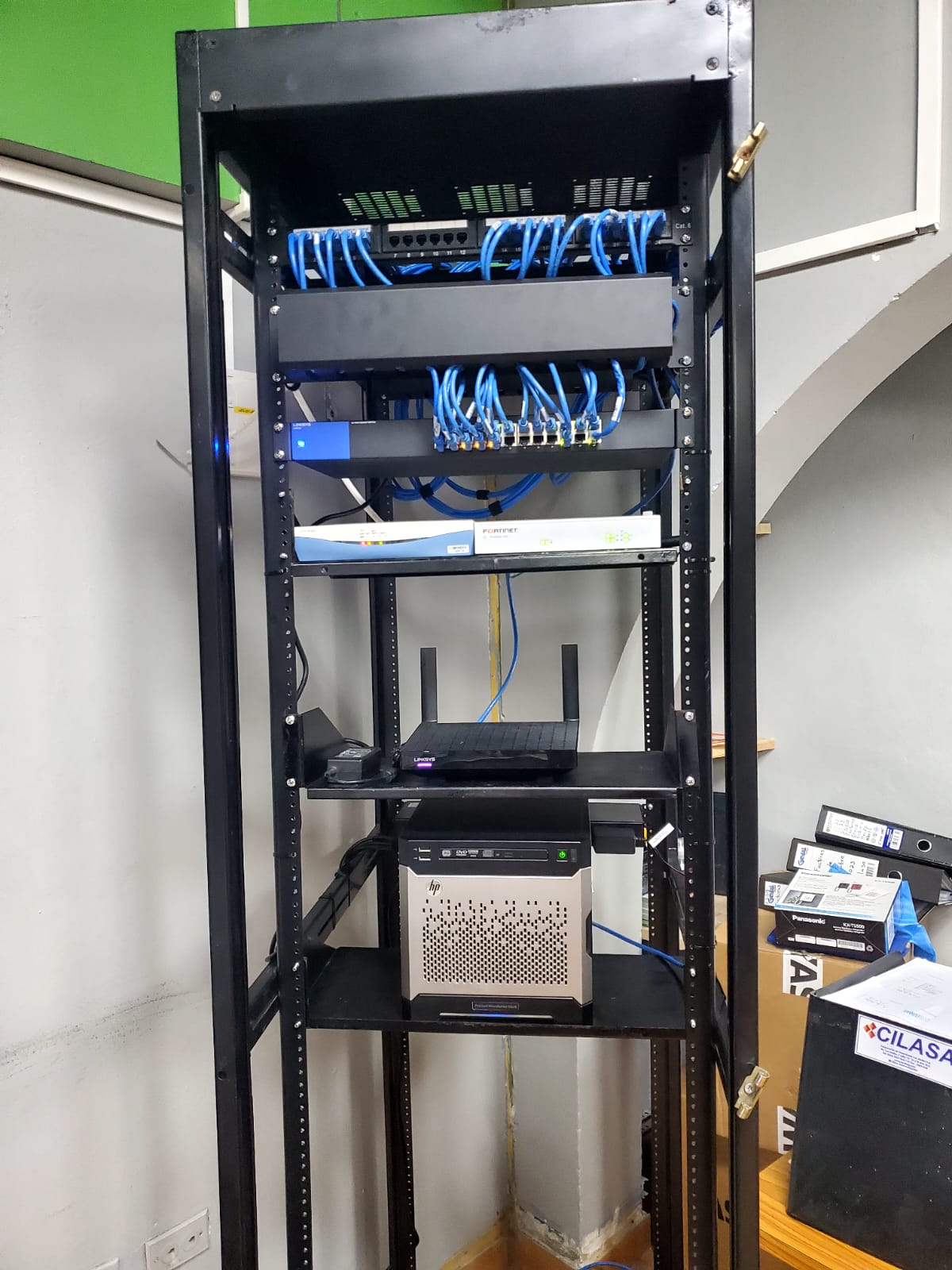 Rack terminado con servidor y router
